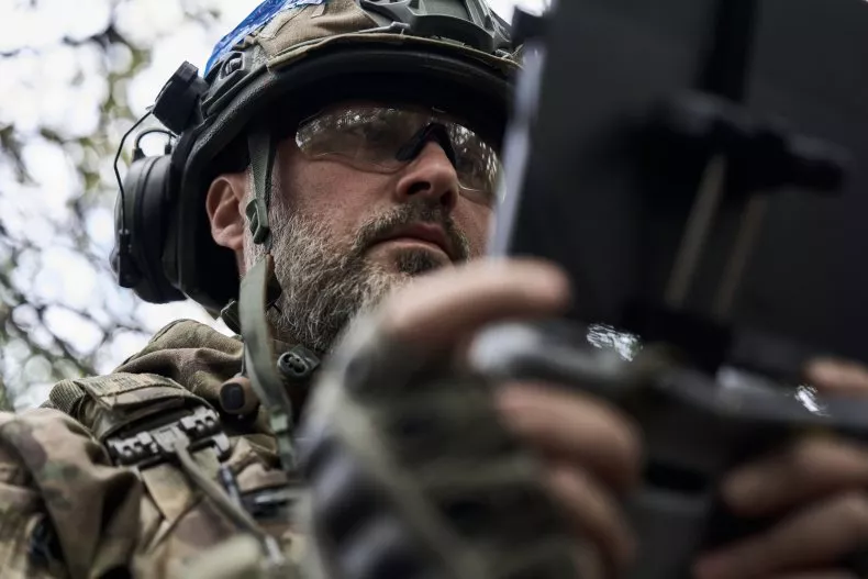 Пілот українського безпілотника-камікадзе готується до бойового польоту в Харківській області, поблизу кордону з Росією, 16 травня 2024 року. Українські безпілотники завдали удару по нафтобазі в Орловській області Росії, повідомив місцевий чиновник у поне